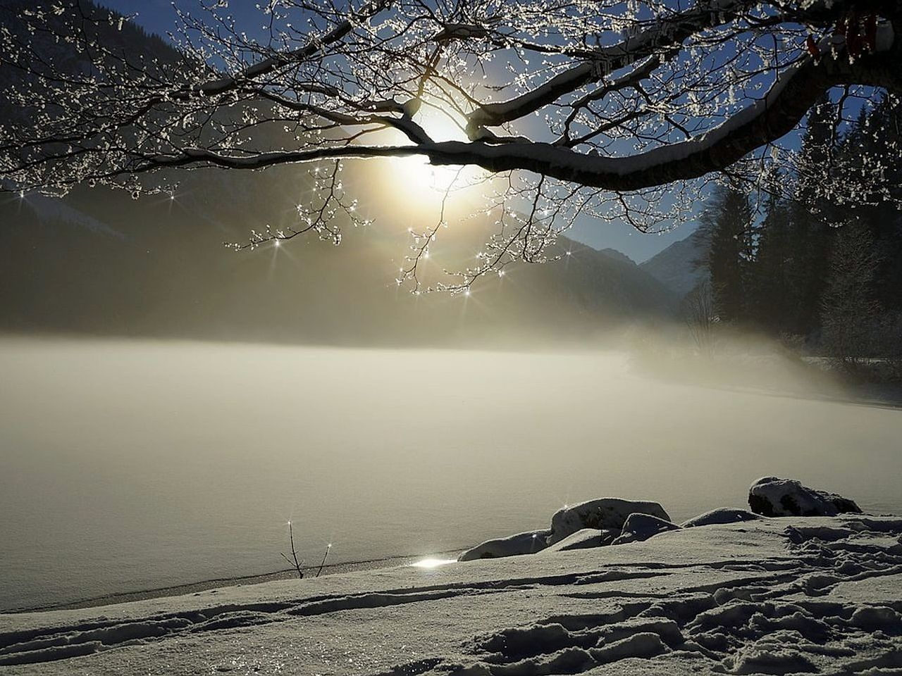 Superfície calma do lago de montanha sob céu baixo